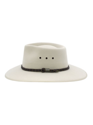 The Statesman Countryman Fur Felt Hat features a light beige color, wide brim, Australian crown with three side ventilation holes, a dark braided band at the base, and a comfortable leather sweatband.
