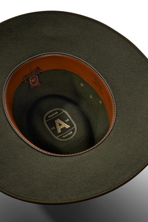 A close-up of the Akubra Tablelands shows its green felt, brown leather band, gold eyelets, and "S7" label. The inner crown features a printed logo: "A," "MASTER HATTER," and "1876"βcrafted for practicality and style.