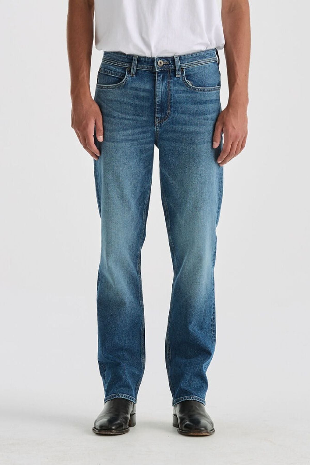 A person wearing a plain white t-shirt, Lee Originals L101 Straight Jean, and black shoes stands facing forward against a plain white background.