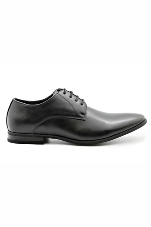 The Messa Pisa Shoe is a vegan-friendly black formal shoe with a sophisticated design. It boasts a smooth leather finish, lace-up closure with five eyelets, and a slightly pointed toe. The thin black sole perfectly complements its sleek appearance.