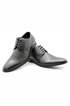 A pair of sleek, black Messa Pisa Shoes with a polished finish is showcased. One shoe stands upright while the other is angled behind it, highlighting the smooth leather material and classic lacing. These eco-friendly dress shoes also offer customizable support for maximum comfort. The background is plain white.