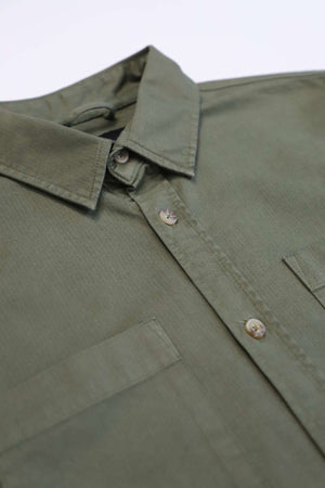 The Mr Simple York Shirt in olive green is a regular-fit, button-up shirt featuring a collar and chest pocket. Made from 100% cotton, the fabric is smooth and lightweight, adding elegance to this classic design.