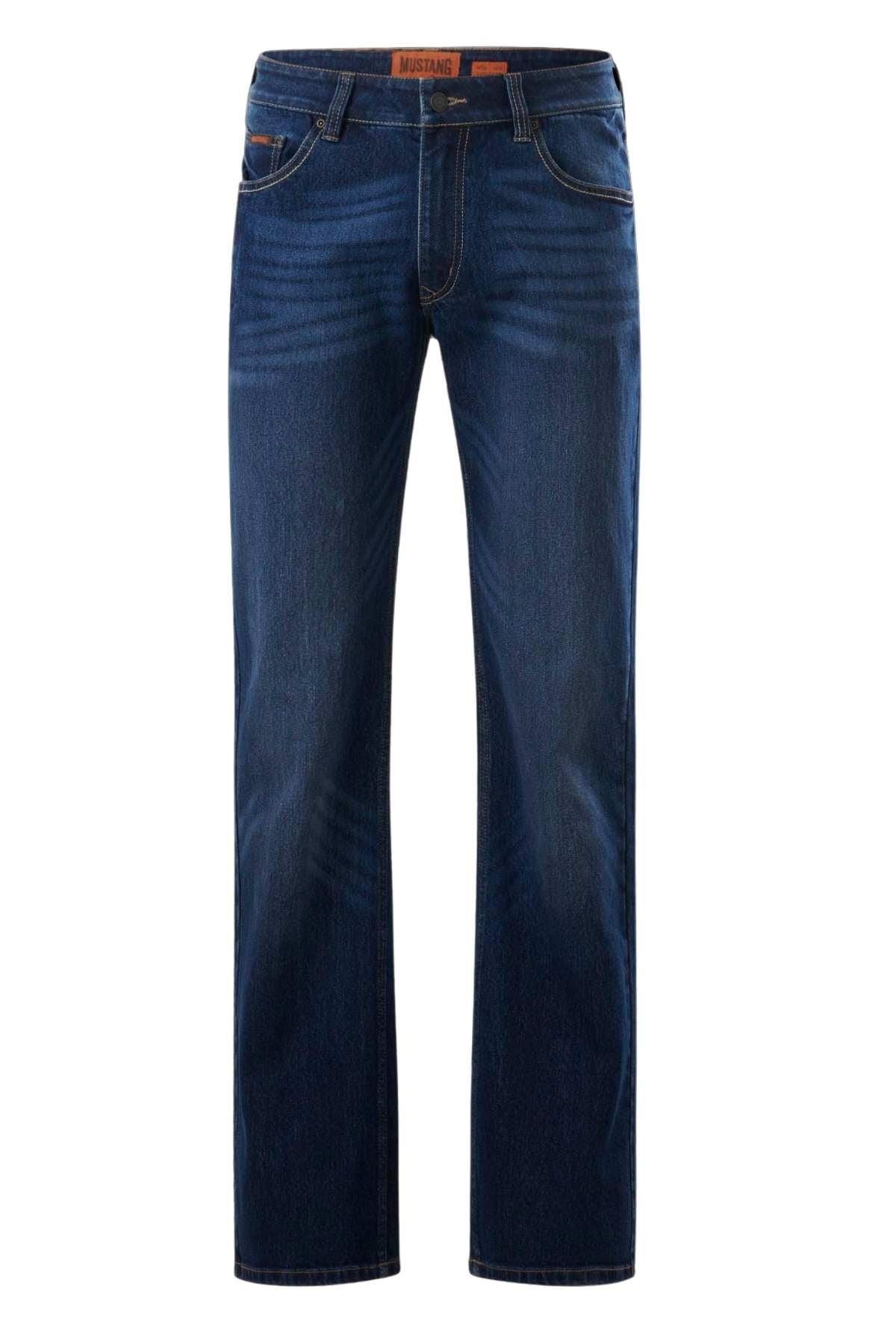 The Mustang Signature Men's Jeans, in dark blue denim, feature a straight cut and classic five-pocket design. Made from premium quality denim, they're showcased on a white background to emphasize the stitching around the pockets and waistband.