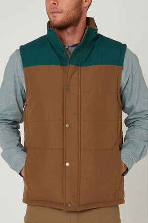 A man wearing the Pilbara Two Tone Vest.