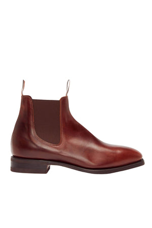 The RM Williams Dynamic Flex Craftsman Boot showcases a sleek design crafted from rich brown yearling leather, complete with elastic side panels and pull-tabs for easy wear. Enhanced by Dynamic Flex technology, it seamlessly promises both style and comfort.