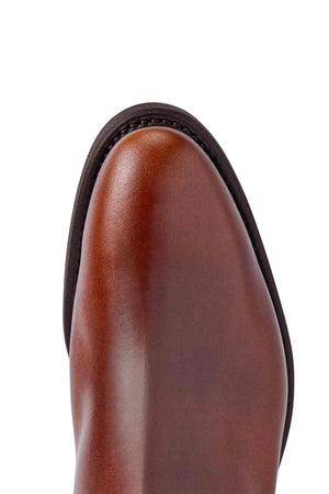 Close-up image of the toe of a brown leather RM Williams Lady Yearling Rubber Sole Boot, made from exquisite Spanish pull-up leather. It showcases a smooth texture and polished finish with a dark sole and edges, highlighting its sleek and elegant design.