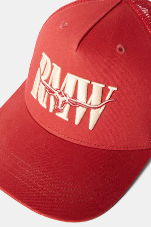 The RM Williams Steers Head Trucker Cap showcases a breathable mesh back and prominently features "RMW" embroidered on the front, with the stylized longhorn skull seamlessly integrated into the design for added distinctive flair.