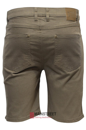 A rear view of the "Pilbara Cotton Stretch Jean Short" in olive green shows men's denim shorts with two large back pockets and two smaller riveted pockets. The waistband is equipped with belt loops, and a tan leather patch featuring an embossed brand logo is positioned above the right pocket. These classic fit shorts are crafted from 100% cotton, with the "MAINSTREET" logo visible at the bottom.