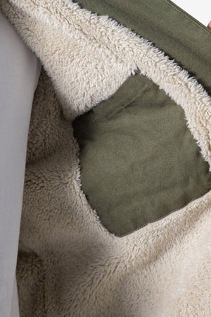 Close-up of the Mr Simple Stockyard Sherpa Jacket’s interior, featuring soft beige fleece lining and a green pocket. The fleece texture and stitching showcase the jacket’s regular fit craftsmanship.