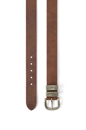 Introducing the RM Williams Drover Belt, made from vegetable-tanned leather. This elegant brown belt includes an antique brass buckle and adjustable holes for a timeless look, with its flat position showcasing the buckle end and tip.