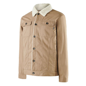 The King Gee Urban Jacket in tan features a white faux fur collar and button closure. It comes with two chest pockets with button flaps, two side pockets, and subtle stitching details that enhance its structured appearance. The sherpa lining ensures the jacket is both comfortable and durable.