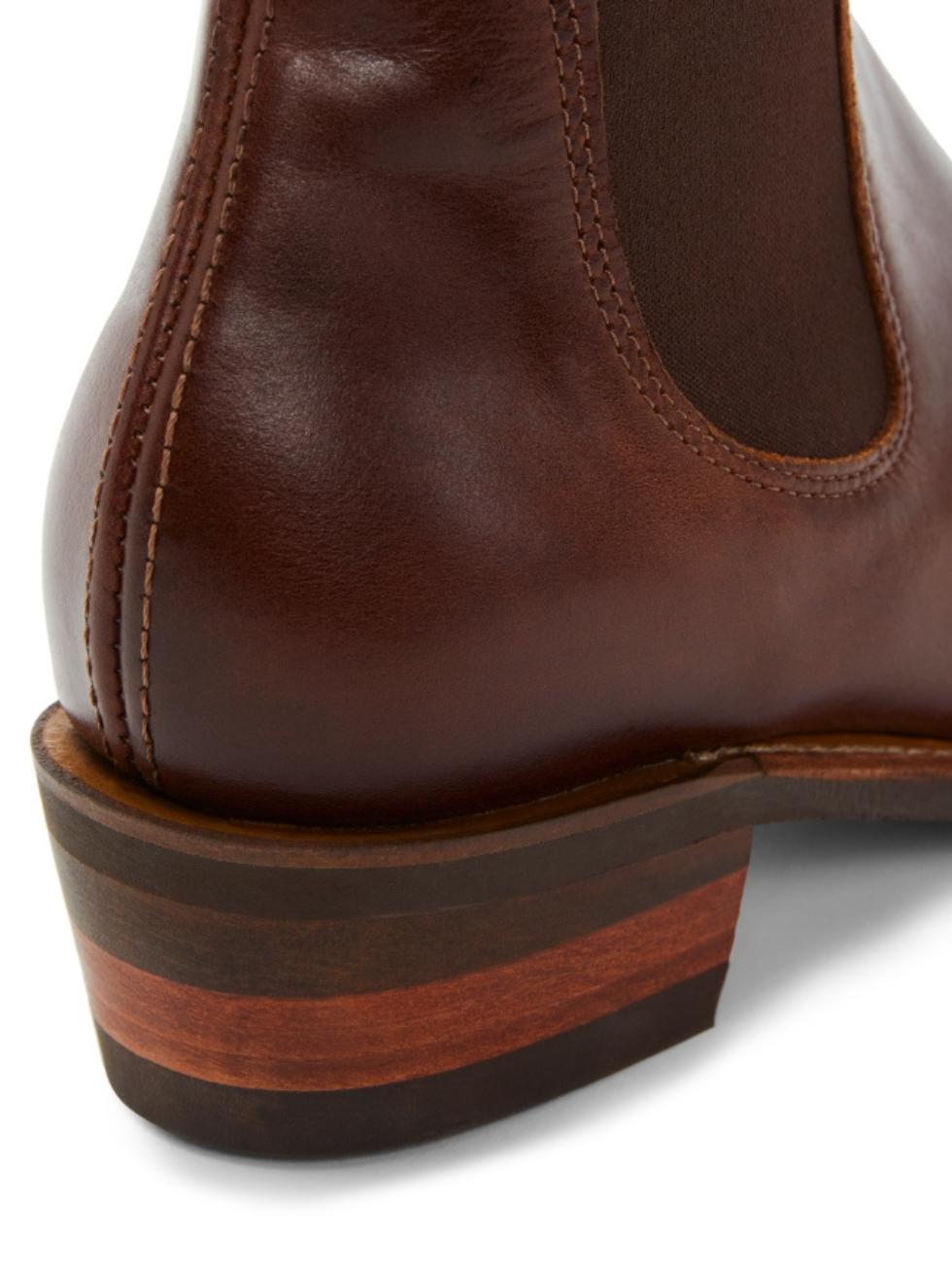 Close-up of the RM Williams Lady Yearling Rubber Sole Boot highlights the brown leather heel and stitching. The handmade heel with layered wood in brown hues complements the neat stitching, while a comfort insole and polished finish add to its elegance.