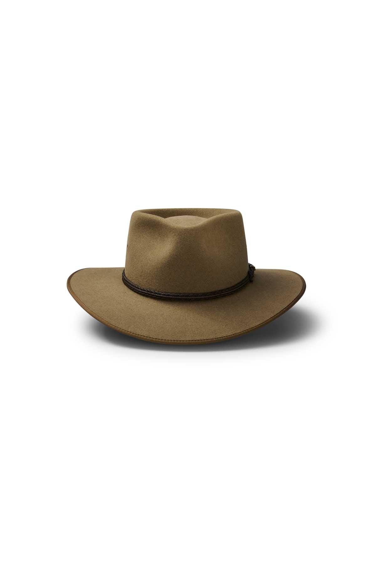 The Akubra Cattleman is a brown wide-brimmed cowboy hat with a dark braided band at the crown’s base, ideal for outdoor adventurers. Shown on a white background.