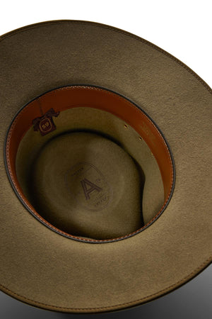 A close-up of the Akubra Cattleman hat’s green felt interior with brown leather trim, size label "59," and branded inner crown—ideal for outdoor adventurers who value rugged sophistication.
