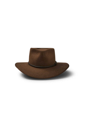 The Akubra Cattleman is a brown, wide-brimmed cowboy hat with a curved brim and a rope band at the crown—perfect for outdoor adventurers. Displayed on a white background, it blends rugged style and sophistication.