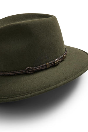 The Akubra Traveller in olive green features a felt structure, wide brim, dark braided leather band, and metallic accent above the band—photographed on a white background and ideal for adventurous spirits.