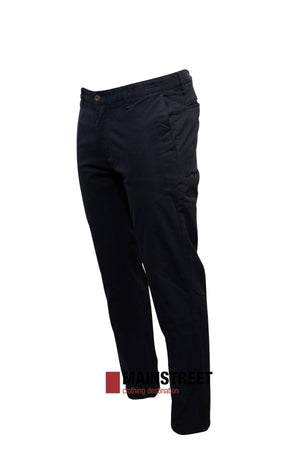 These Howard Hudson Brunswick black stretch chinos feature side pockets, a sleek brown waistband button, and are crafted from cotton elastane. They boast a modern fit with the "Mainstreet" logo at the bottom.