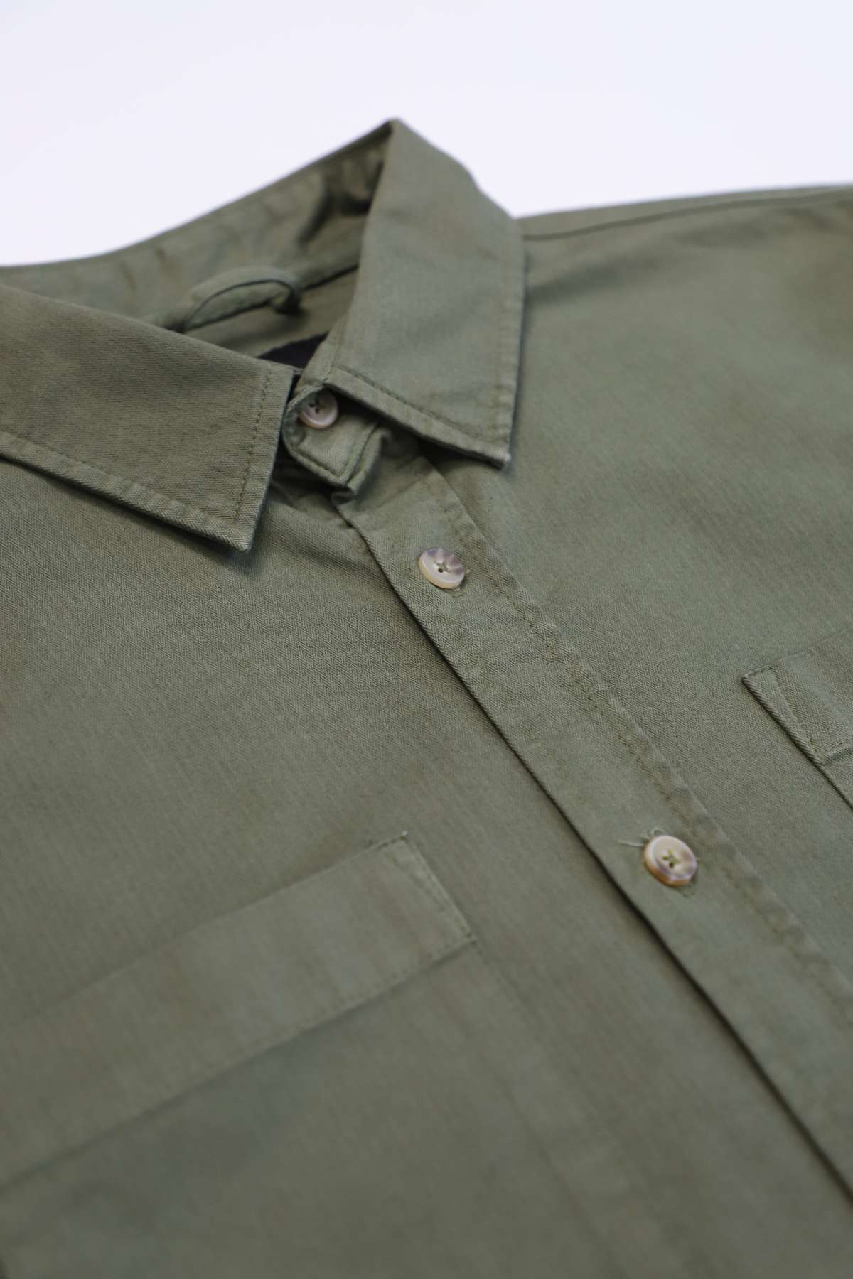 The Mr Simple York Shirt in olive green is a regular-fit, button-up shirt featuring a collar and chest pocket. Made from 100% cotton, the fabric is smooth and lightweight, adding elegance to this classic design.