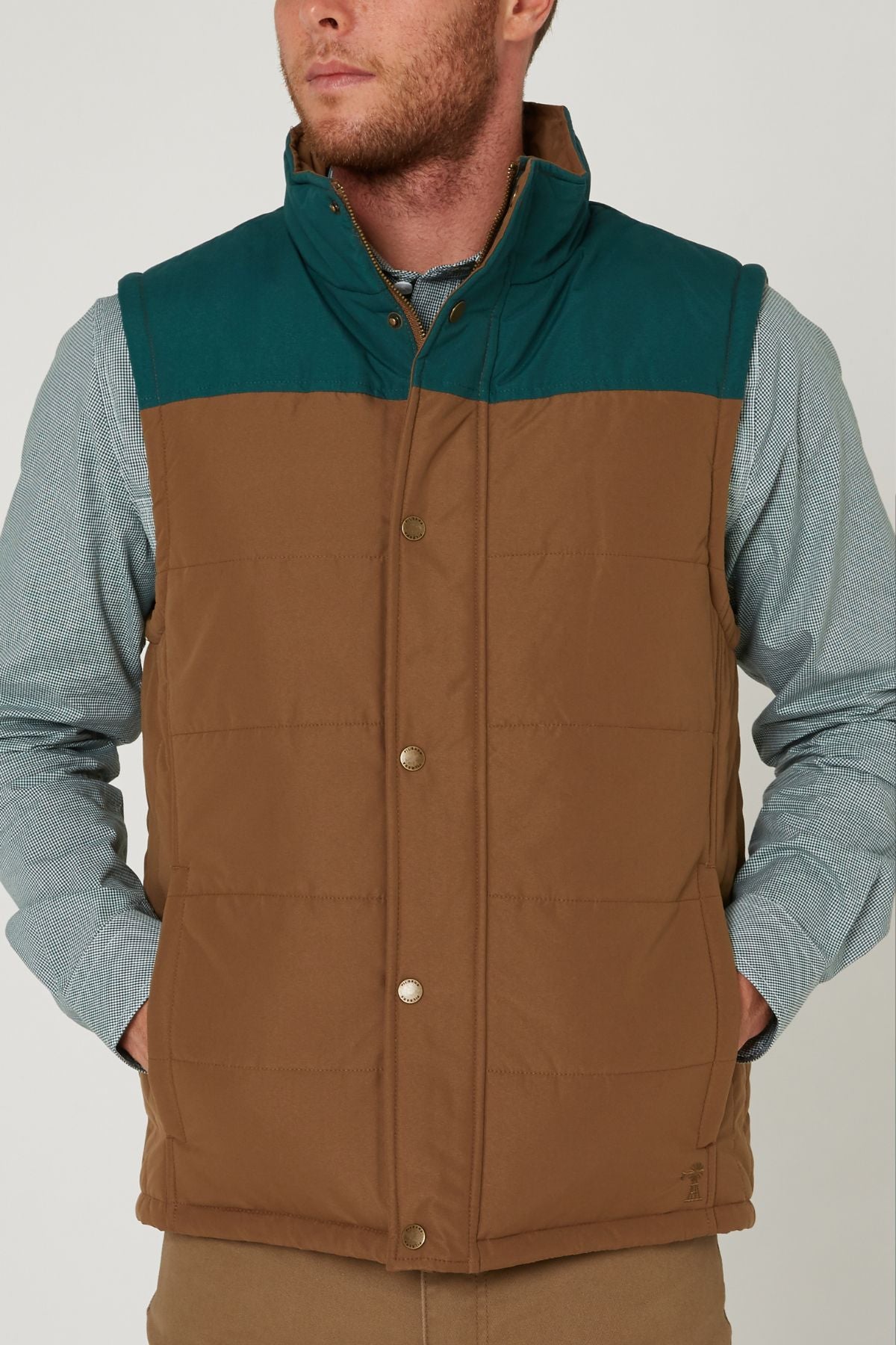 A man wearing the Pilbara Two Tone Vest.