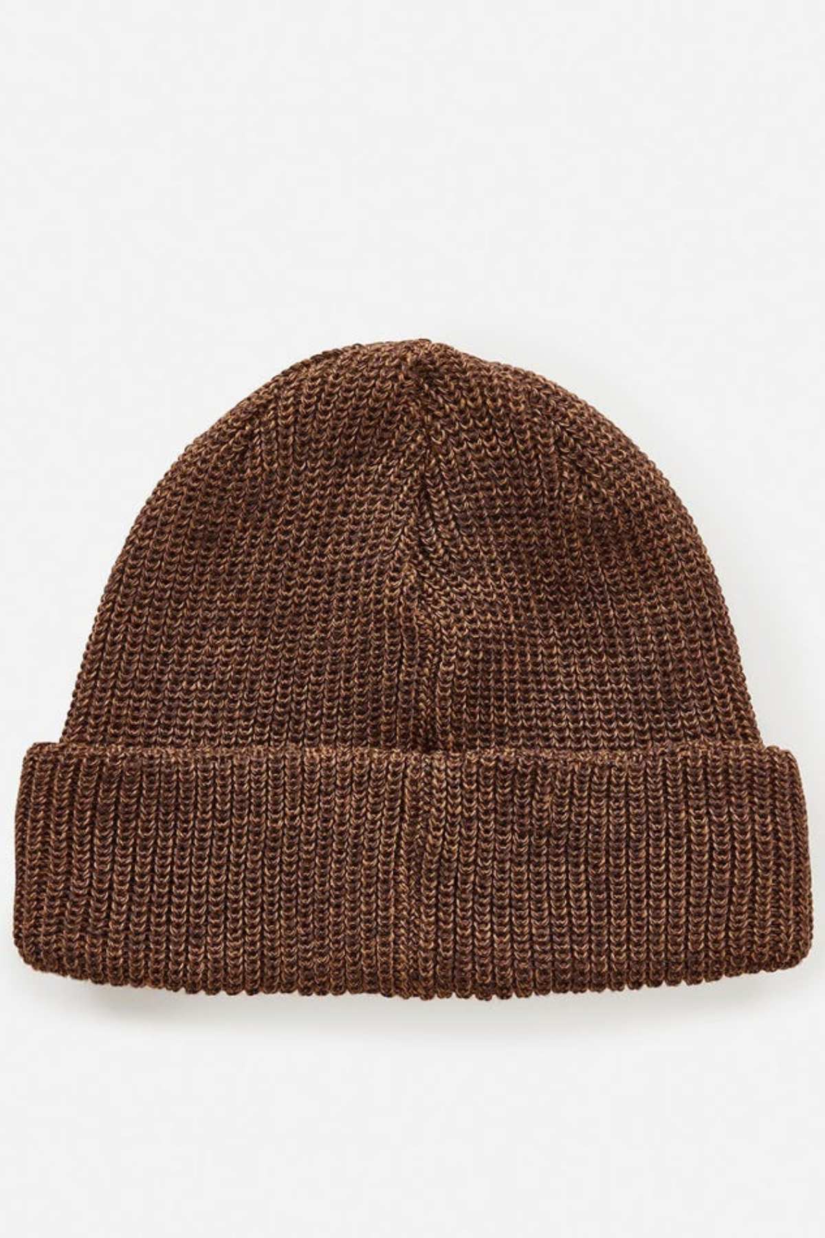 A close-up shot showcases the Rip Curl Icons Reg Beanie, featuring a textured brown knit and a folded brim, set against a plain white backdrop. The beanie’s detailed weave offers a cozy and warm look, perfect for outdoor adventures.