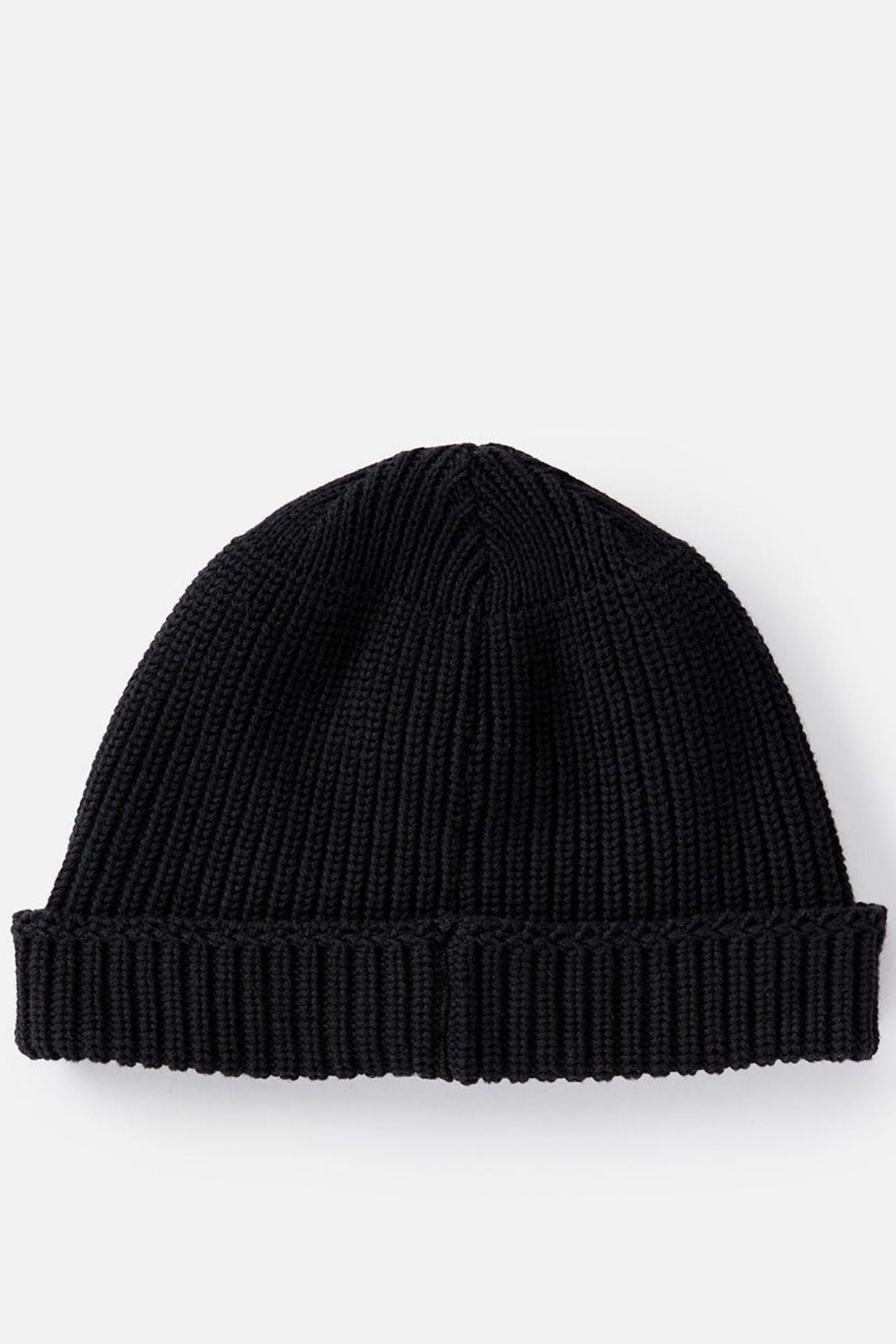 The Rip Curl Searchers Regular Beanie, a black knit with a folded brim, combines surf-inspired style and function against a plain white backdrop, offering the perfect blend of casual flair.