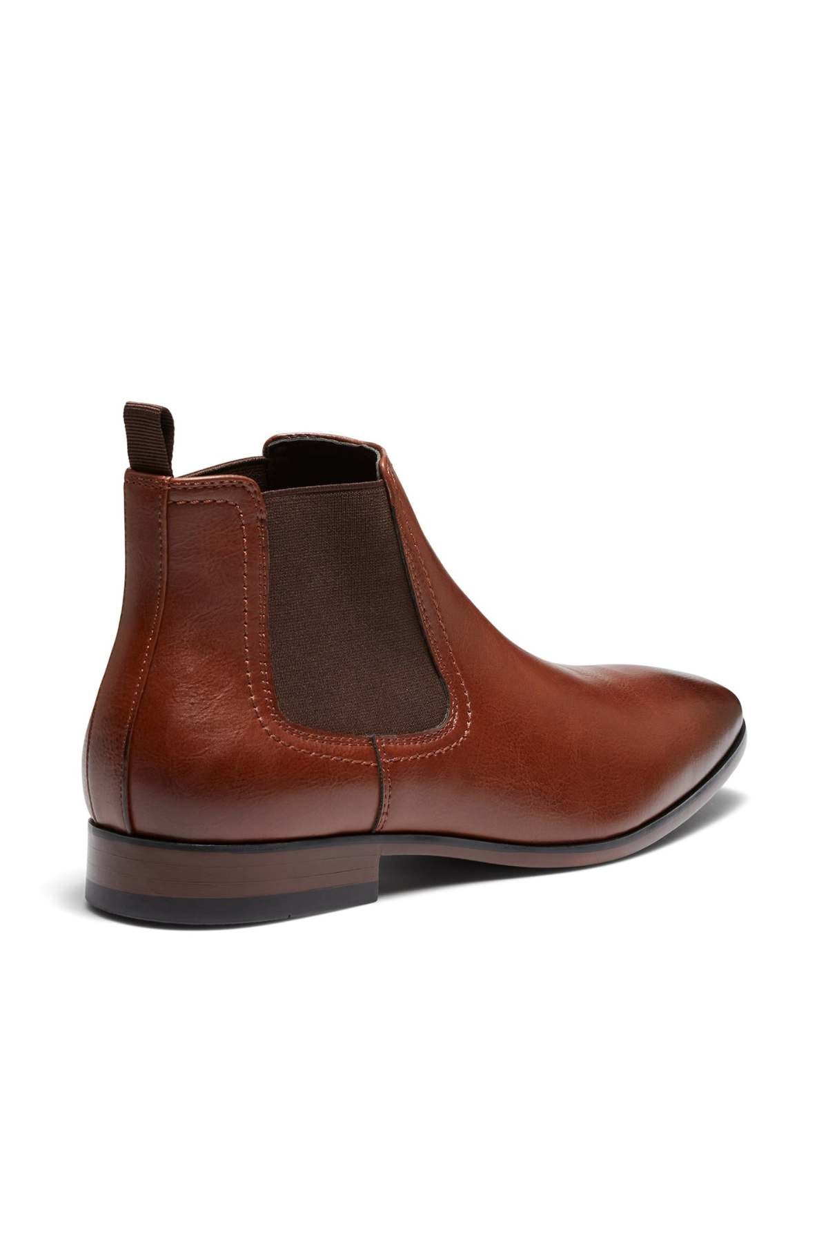 The UNcut Newlands Boot is a versatile Chelsea boot made from brown leather, showcasing an almond toe shape and a sleek design. It comes with elastic side panels and a pull tab at the back, supplemented by a low heel and smooth finish.