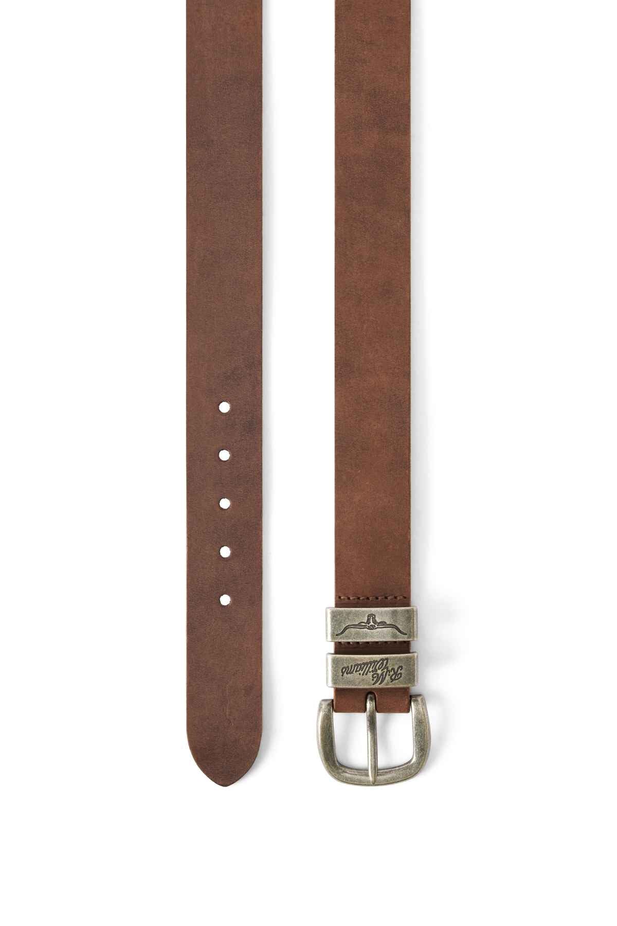Introducing the RM Williams Drover Belt, made from vegetable-tanned leather. This elegant brown belt includes an antique brass buckle and adjustable holes for a timeless look, with its flat position showcasing the buckle end and tip.