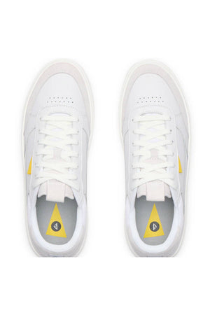 Top view of a pair of white Reef Bom Dia Shoes with cushioned footbeds for all-day comfort. The insoles display a yellow triangle with a black circular logo, and there’s a yellow accent on the outer sides.