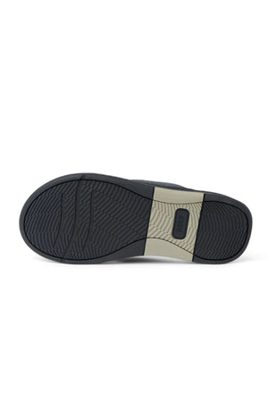 The image shows the sole of the REEF Offshore shoe, featuring a black and beige color scheme with textured grip patterns, arch support details, and a rectangular section embossed with "REEF" at the center of the beige area.
