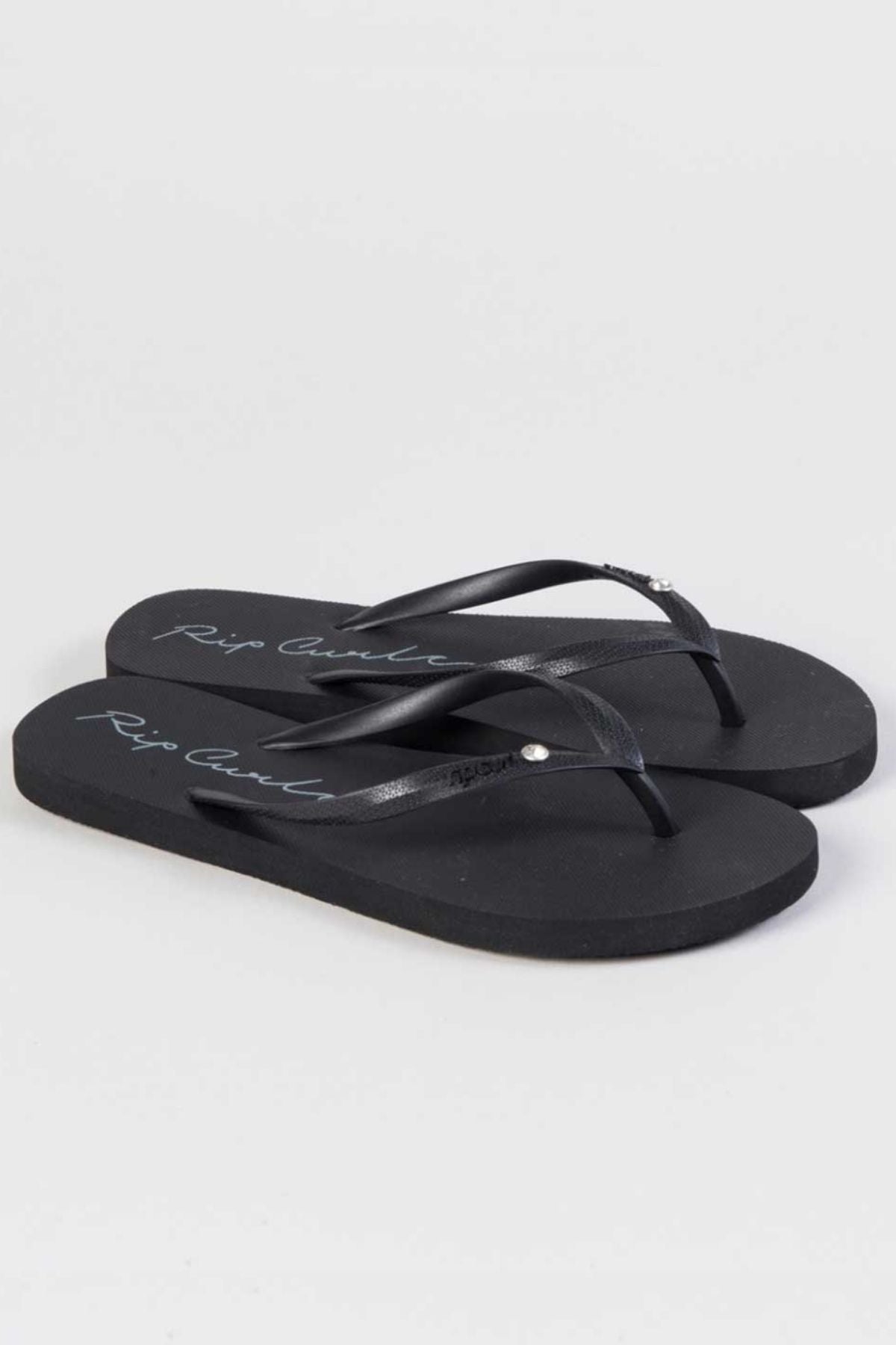 The Rip Curl Script Wave Bloom Thongs are a stylish choice, featuring black straps with small silver accents and the brand name printed on the footbed. These open toe Zori offer a simple, sleek design and are crafted with BLOOM™ algae blended foam EVA for enhanced comfort, making them ideal for a laid-back day out.