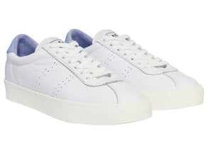 The Superga 2843 Club S Comfort Leather Sneaker features a minimalistic design with white leather, a vulcanised gum sole, and white laces. Small side perforations and a light blue interior add subtle style.