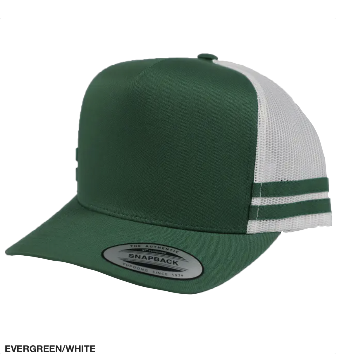 The FlexFit Stripe Cap boasts a stylish green front panel and visor, complemented by a white mesh back. This lightweight accessory features two green stripes on the mesh section, an adjustable strap for a perfect fit, and a silver sticker on the brim with the text "SNAPBACK" prominently displayed.